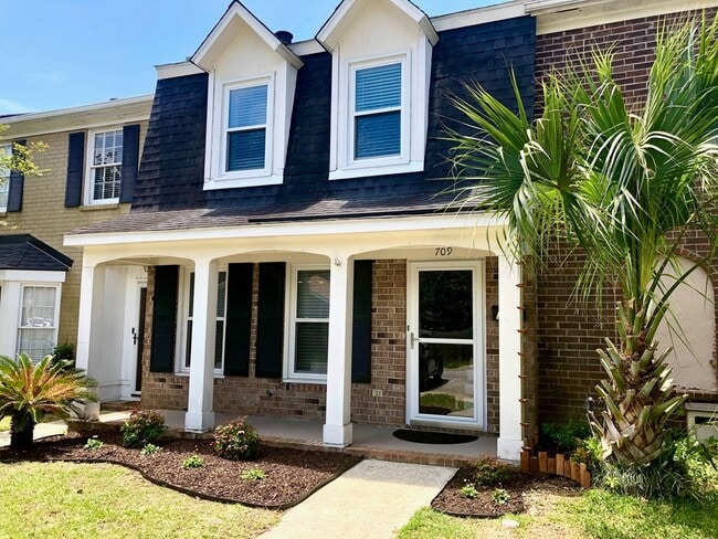 Building Photo - Available 9/15. Beautifully Remodeled Town... Rental
