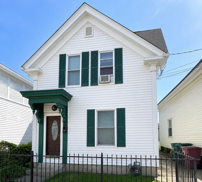 Building Photo - Beautiful 2 Bedroom Home in Lowell