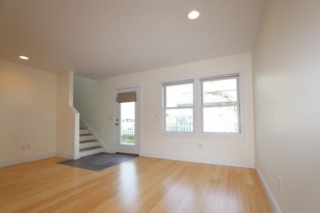 Photo - 18 Monroe St