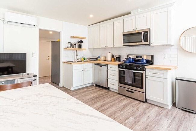 Month to Month Fully Furnished 2B/1B for rent