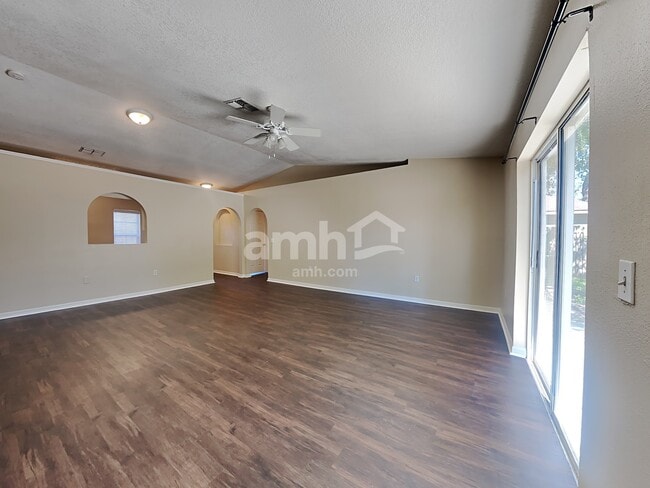 Photo - 1625 Hudderfield Cir E