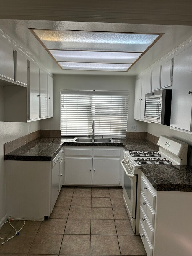 Photo - VERY NICE 2BD & 2.5BA CONDO IN PARAMOUNT Unit C12