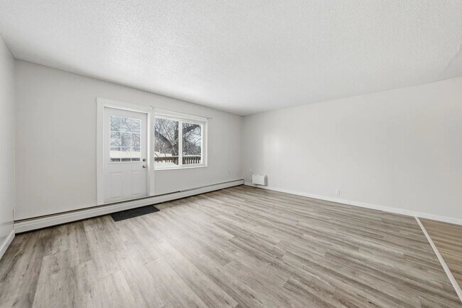 Building Photo - Thomas Manor