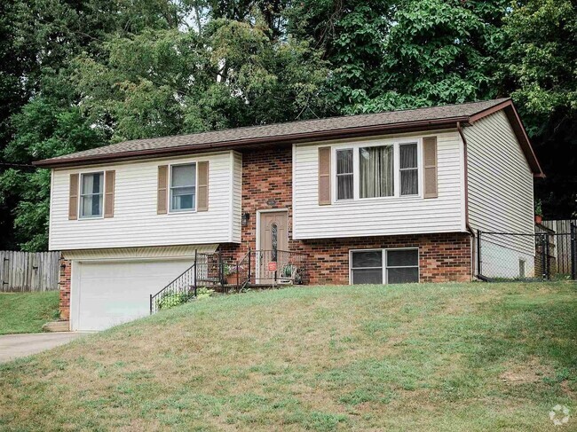 Building Photo - Three Bedroom Two Bathroom Home