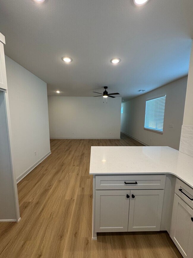 Photo - 3 Bed | 2 Bath Luxury Duplex | The Flats o...