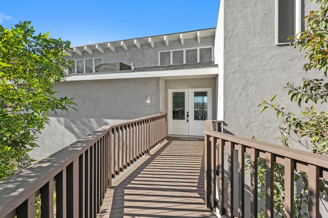 700 Selma Pl