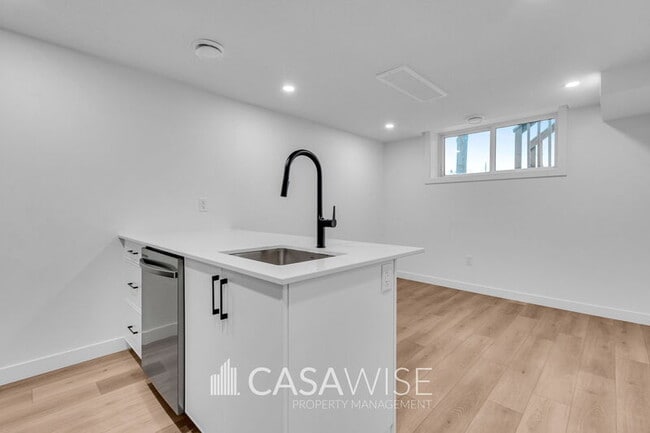 Photo - 15414-15496 96 Ave NW