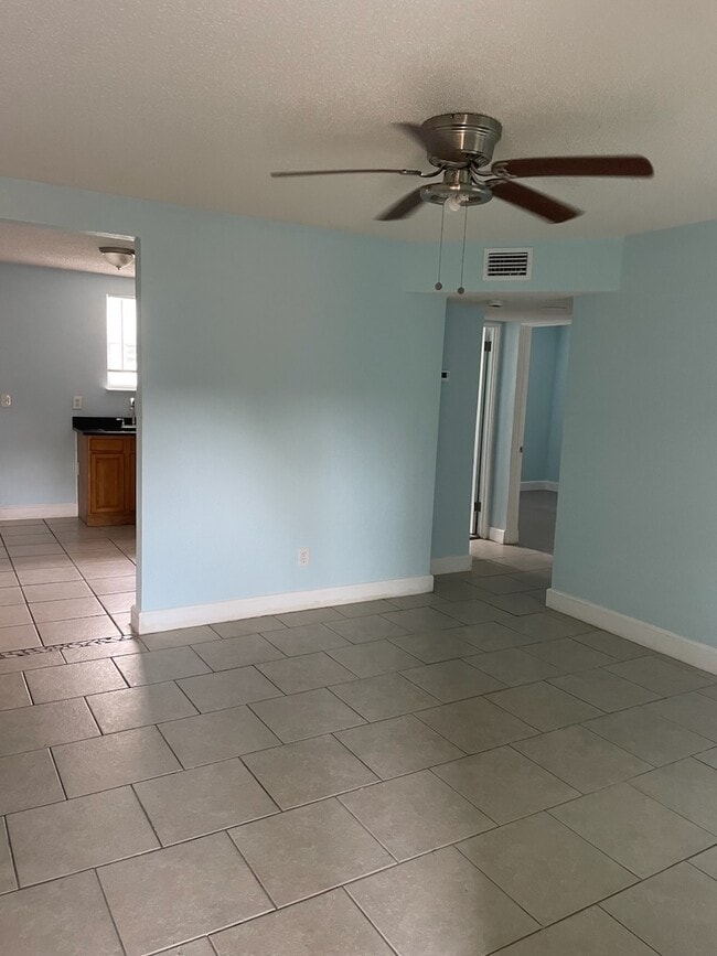 Living room - 2736 Hamilton Cir