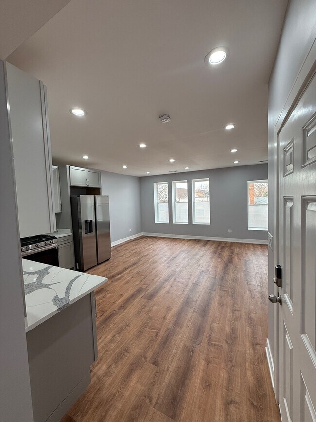 Photo - 4907 W Walton St