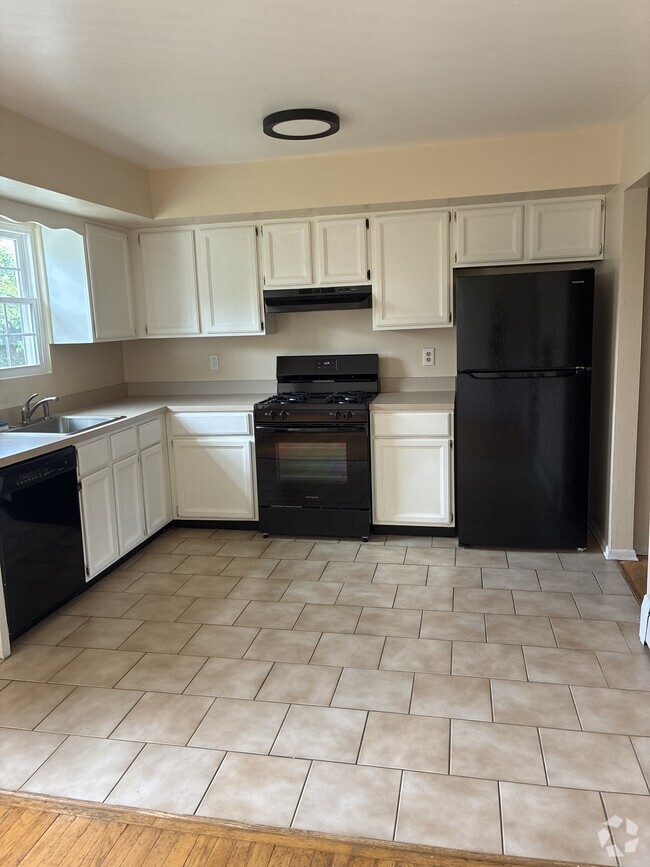 Building Photo - 136 Maple Ave Unit 2 Rental