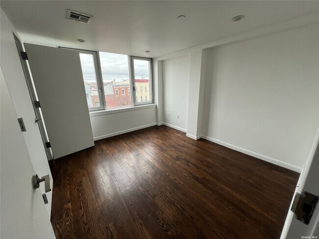 Photo - 293 McGuinness Blvd