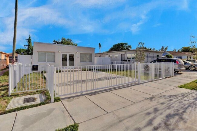 Building Photo - 2 bedroom in Hollywood FL 33009 Rental