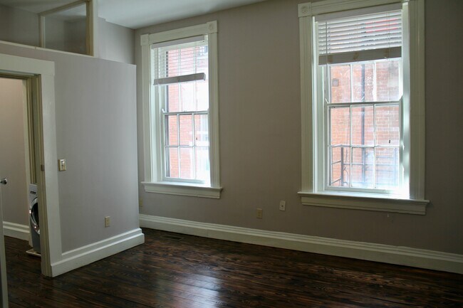 Building Photo - 541 E 13th St Unit Apartment #2