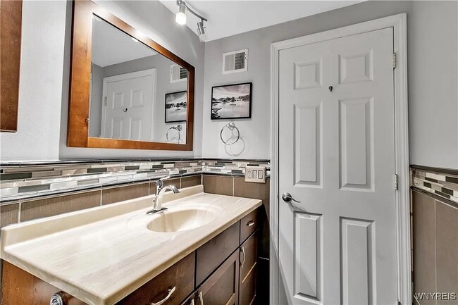 Building Photo - 770 W Ferry St