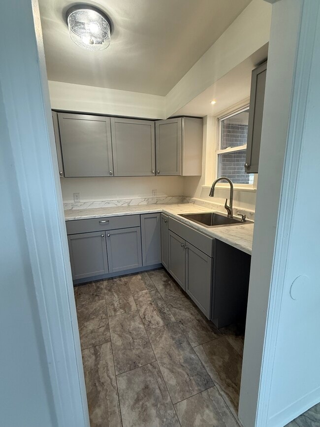 Building Photo - 301 W 39th St Unit 1