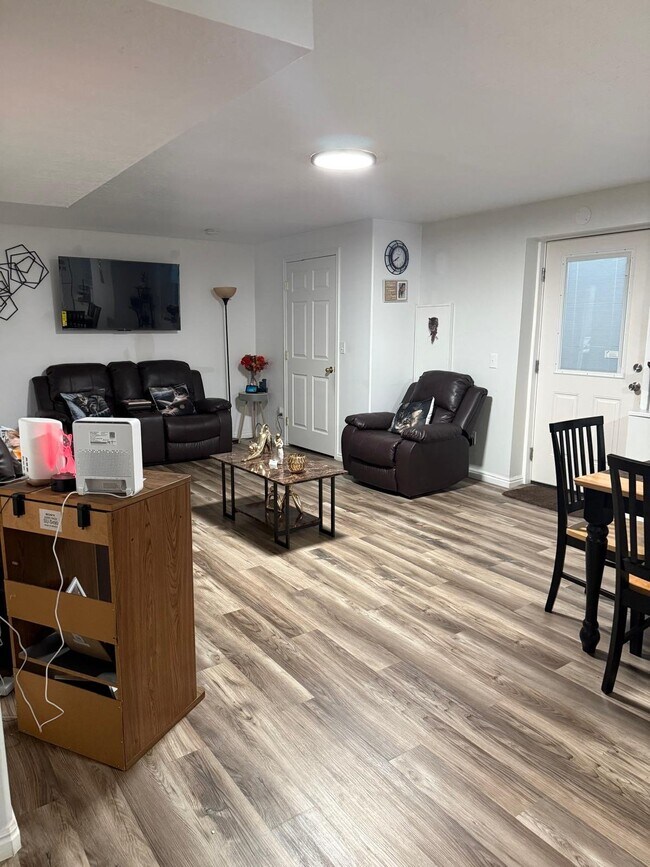 3875 Emperor Dr