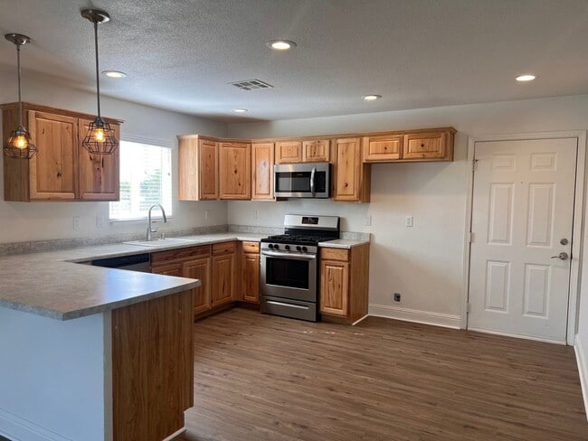 Photo - 3 Bedroom Home With Large Backyard on West Side