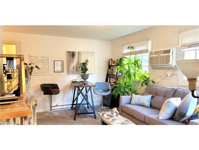 Photo - 2335 Hemlock Ln N