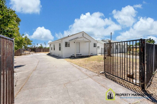 Building Photo - Charming 2-Bedroom Retreat in Sacramento – Gated w/Large yard