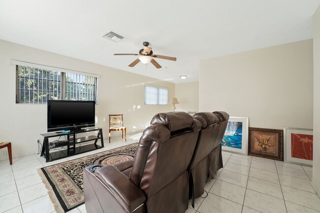 Photo - 808 NE 8th St