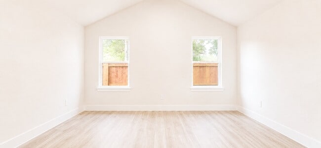 Photo - 142 College St