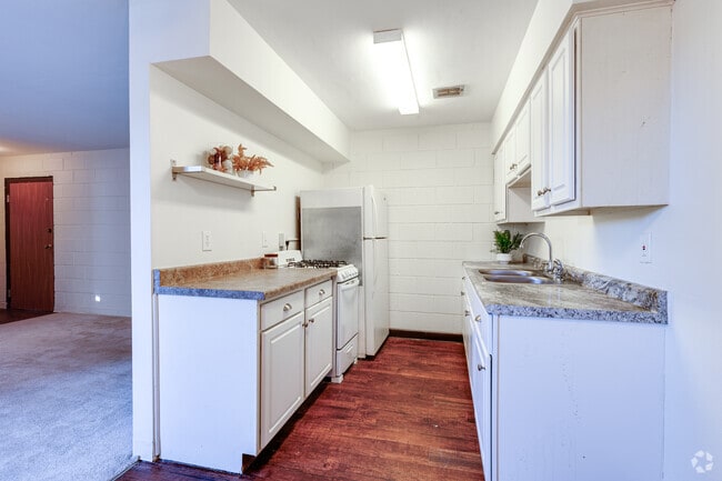 1BR, 1BA - 600SF - Kitchen