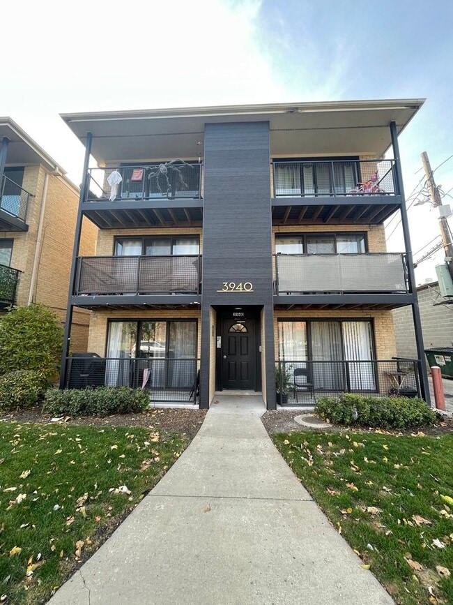 Building Photo - 3940 N Narragansett Ave Unit 3S