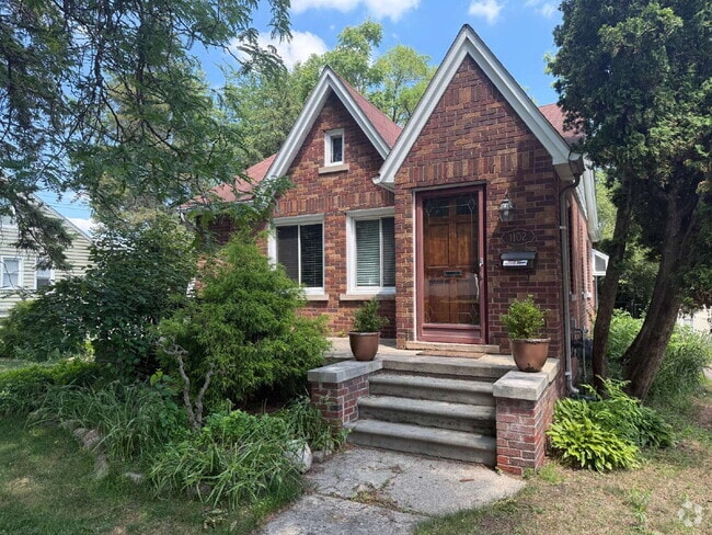 Building Photo - "3-Bed Home with Gleaming Hardwood Floors ...
