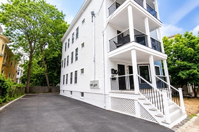 Building Photo - 3 Evergreen Ave Unit 3