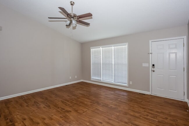 Photo - 1666 Lemming Dr SE