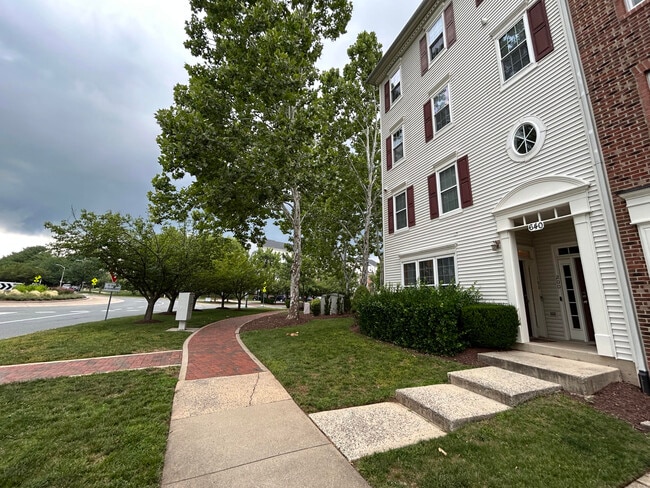Building Photo - 640 Orchard Ridge Dr Unit 100