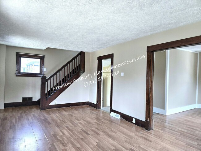 Photo - 407 Bridge St
