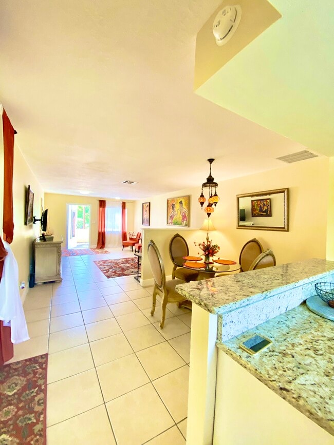 2633 Kinnon Dr