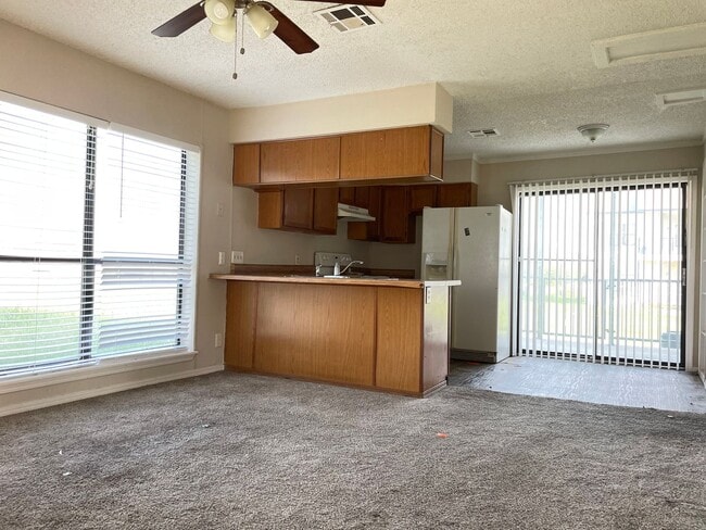 Building Photo - 2 Bedroom 2 Bath Apartment w/ Washer and Dryer Connections Unit 24B