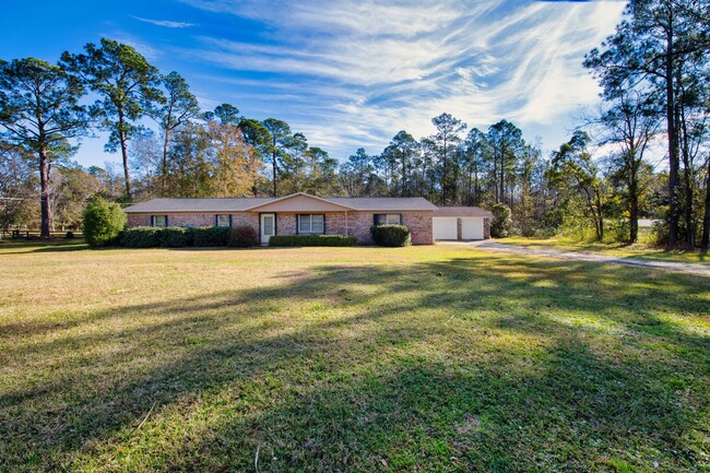 Country living on 2 acres in Cantonment - Country living on 2 acres in Cantonment House