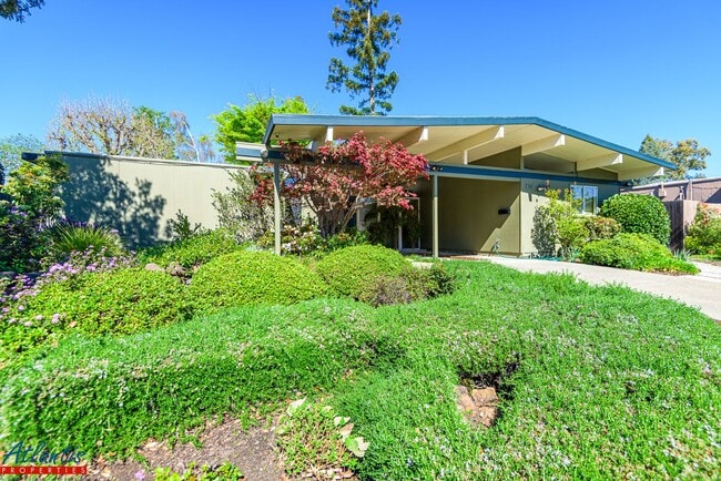 Building Photo - Gorgeous Eichler Home | Desirable Location