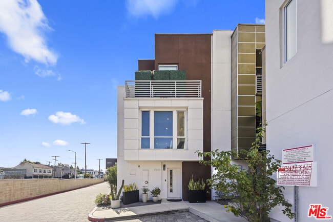 Photo - 2201 Polyscope Pl