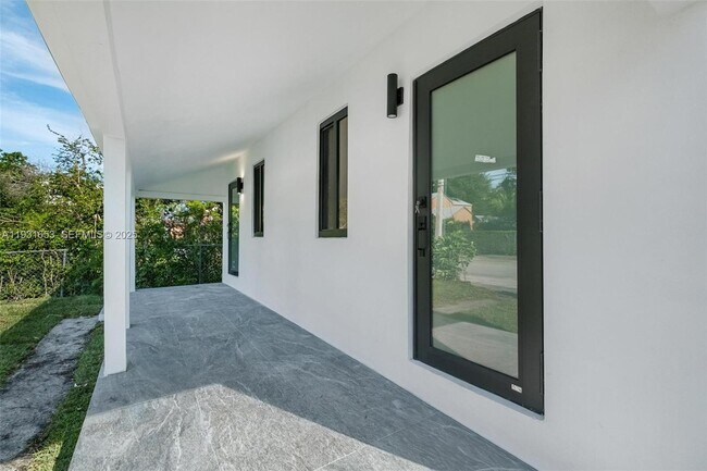 Photo - 6913 NW 4th Ct Unidad B