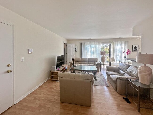 Photo - 209 W Ct of Shorewood Unidad 3A