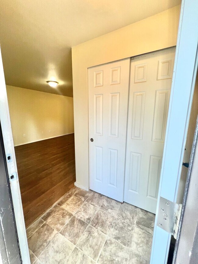 833 Steele St NE Unit B