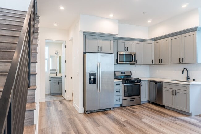 Building Photo - Beautiful Spacious Modern 3 Bedroom Townhome Available Now! Unit 525 Normandie Ave