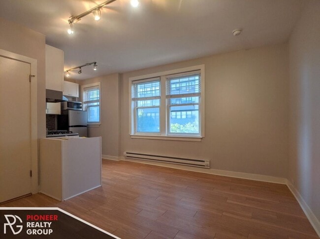 Building Photo - 511 W Belmont Ave Unit 31