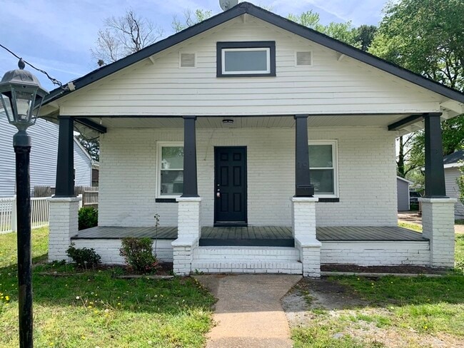 Building Photo - Two Bedroom 1 Bathroom home in Portsmouth