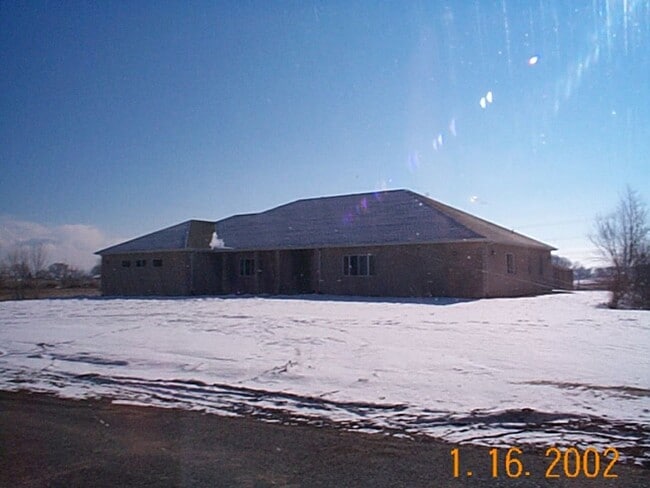 Building Photo - Huge 3,400 Square Foot Family home for ren...