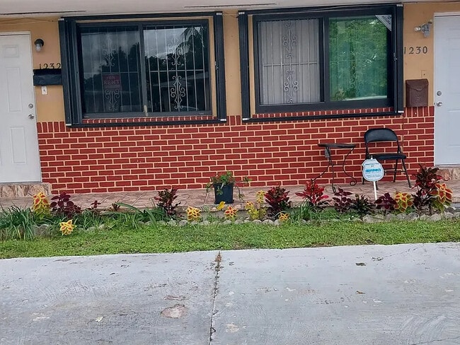 Building Photo - 1230 NE 136th Terrace