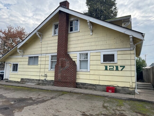 Building Photo - Large 4 bedroom, 1.5 bathroom farm house on River Rd!