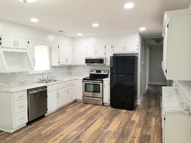 Kitchen - 409 Longview Dr Townhome