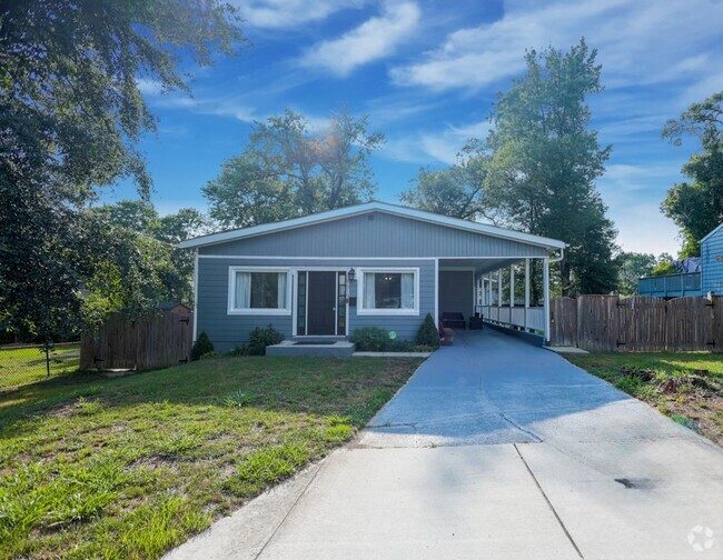 Building Photo - Spacious 4 BR/2 BA Single-Family Home in C...