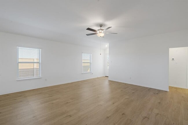 Photo - 108 Wirepass Cres