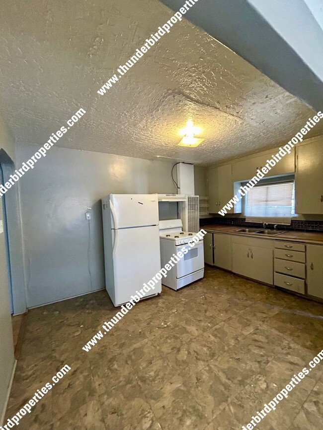 1 bedroom, 1 bath near the park and CNM! - 1 bedroom, 1 bath near the park and CNM! Casa